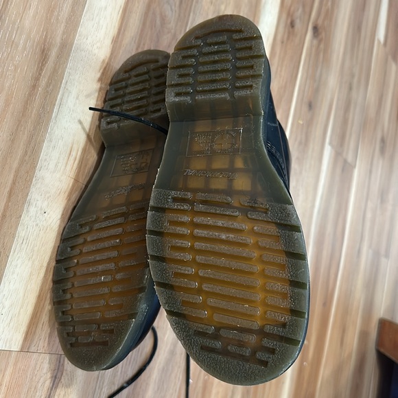 Doc marten 1460 black lace up 8 hole boots EUC size 7 US-M/ 38 EU / 8US-L - Picture 2 of 16